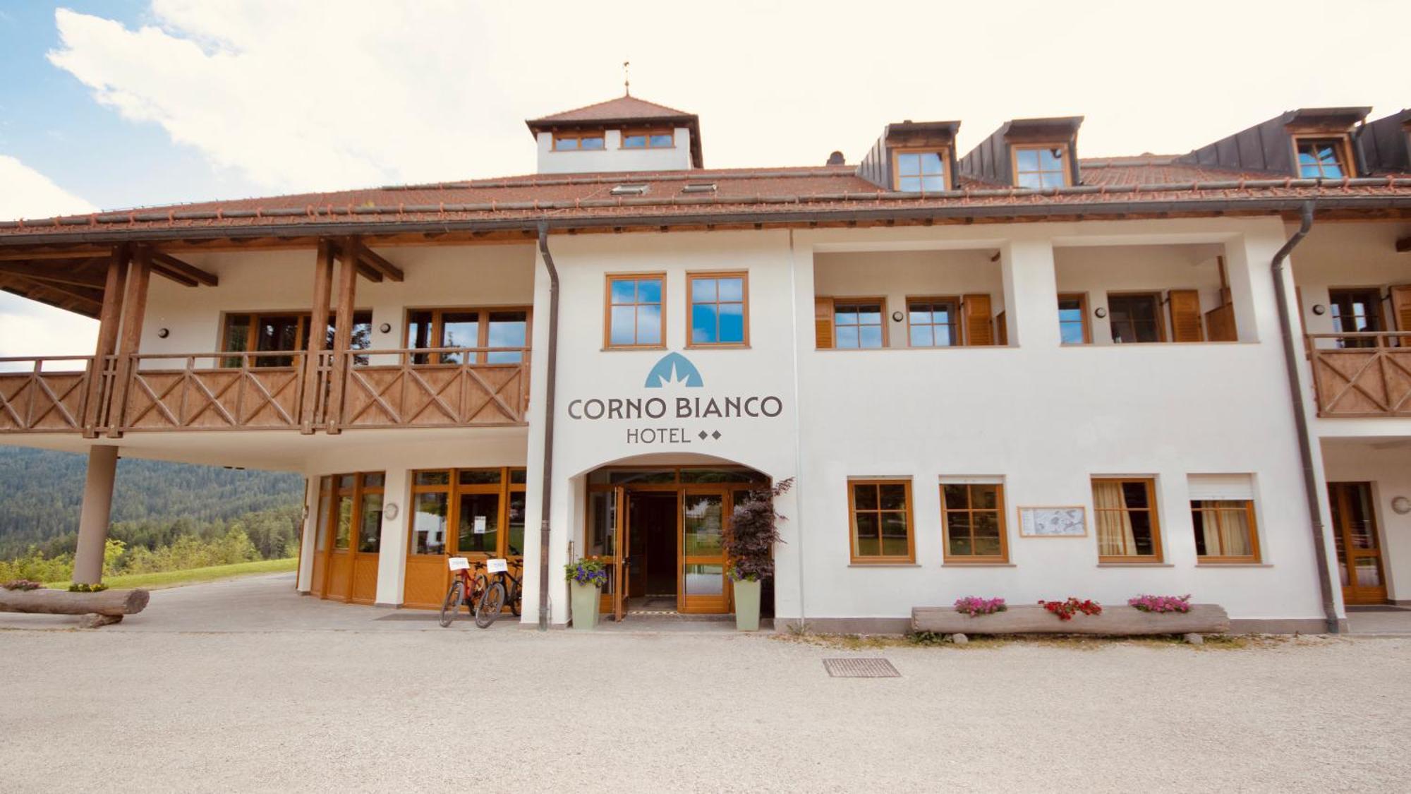 Hotel Corno Bianco Nova Ponente Extérieur photo