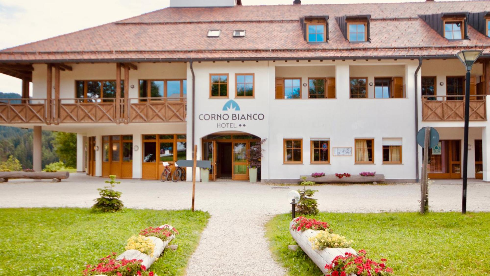 Hotel Corno Bianco Nova Ponente Extérieur photo